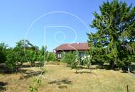 Großes Eckgrundstück mit renovierungsbedürftigem Haus!