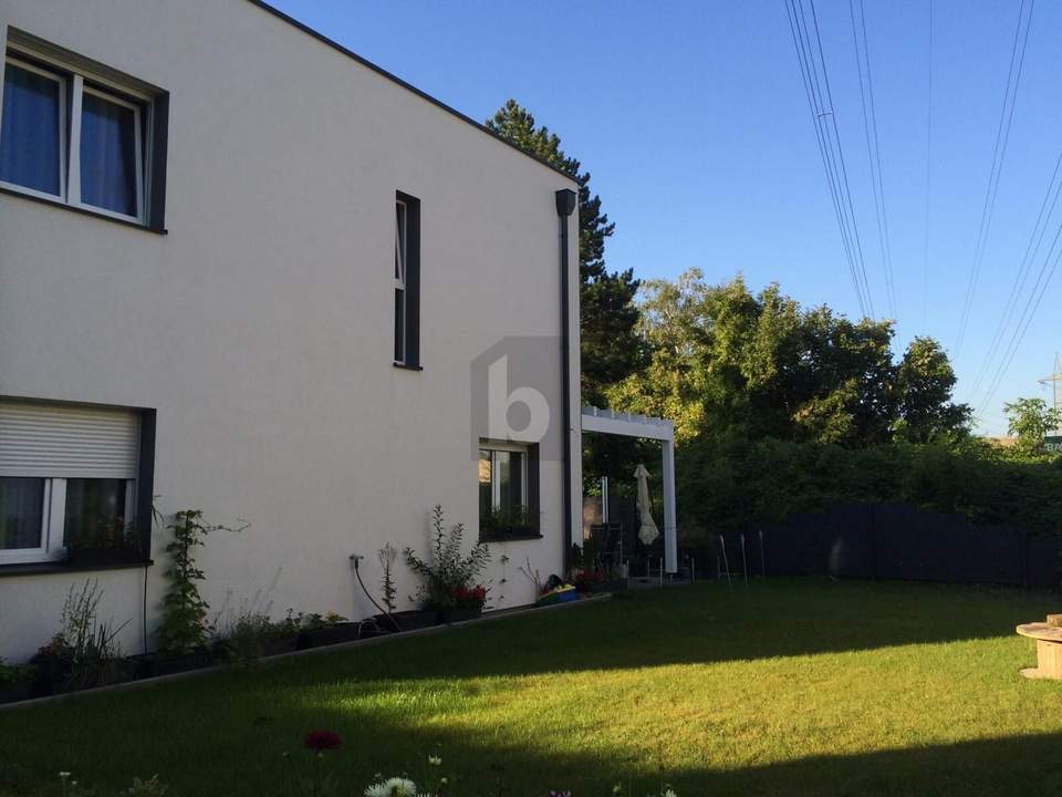 TRAUMHAFTES NIEDRIGENERGIEHAUS MIT EIGENEM SALZWASSERPOOL