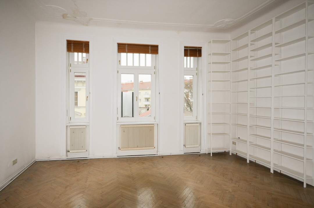 3-ZIMMER-ALTBAU MIT BALKON - SANIERUNGSBEDÜRFTIG IN TOP LAGE!