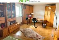 „Drei Wohnungen – ein Zuhause: Großzügiges Mehrfamilienhaus mit Pool, Sauna & Fernblick“