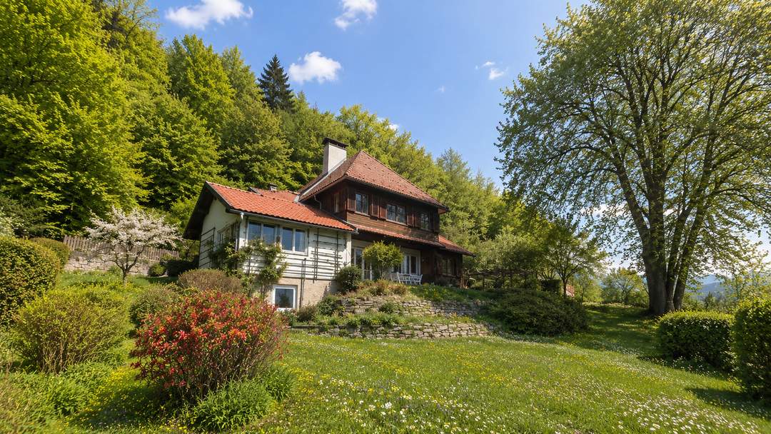 Velden am Wörthersee - Rückzugsort am Waldrand: charmantes Zweifamilienhaus in sonniger Aussichtslage