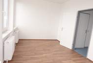 Tolle 2 Zimmer DG Wohnung - zwischen Quellenstraße und Gudrunstraße