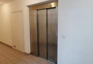 UNBEFRISTET - tolle Loggia - Helle 5-Zimmer Neubau Maisonette-Wohnung mit separater Küche, Lift, Gartennutzung und Garagenplatz optional
