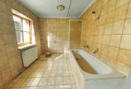 Sanierungsbedürftiges Wohnhaus mit Nebengebäuden