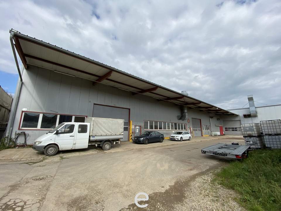 Beheizbare Lagerhalle mit rd. 7 bis 9 Meter Hallenhöhe, diversen Krananlagen, Freiflächen etc. in Asten zu vermieten!