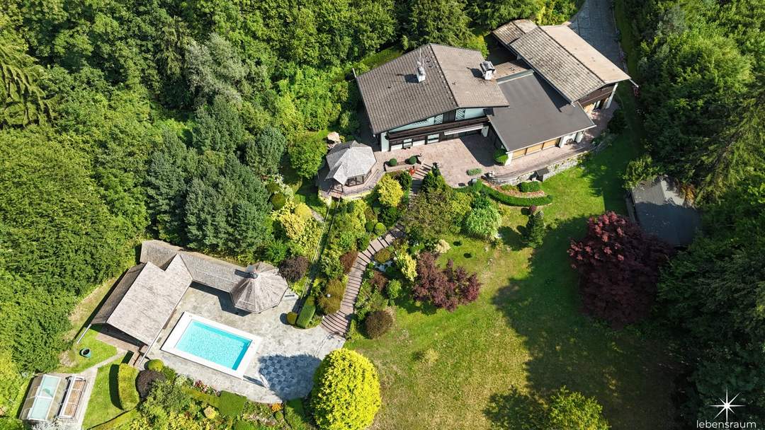 Erholung auf höchstem Niveau: Großzügiges Anwesen mit Seeblick und zwei Pools.