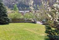 HOLZBLOCKHAUS MIT SCHÖNEM GRUND UND FERNBLICK