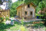 Großes Baugrundstück mit charmantem Gartenhaus in zentraler, sonniger und absoluter Ruhelage