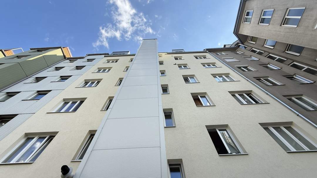 Rohdiamant in komplett saniertem Haus mit Wertsteigerungspotenzial: 2 Zimmer mit separater Küche