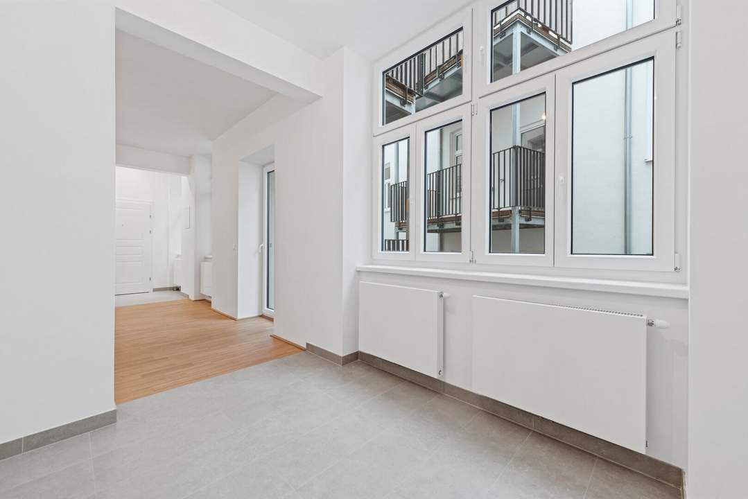 Küche mit schöner Fensterfront und Balkon in den ruhigen Innenhof, hell und freundlich!