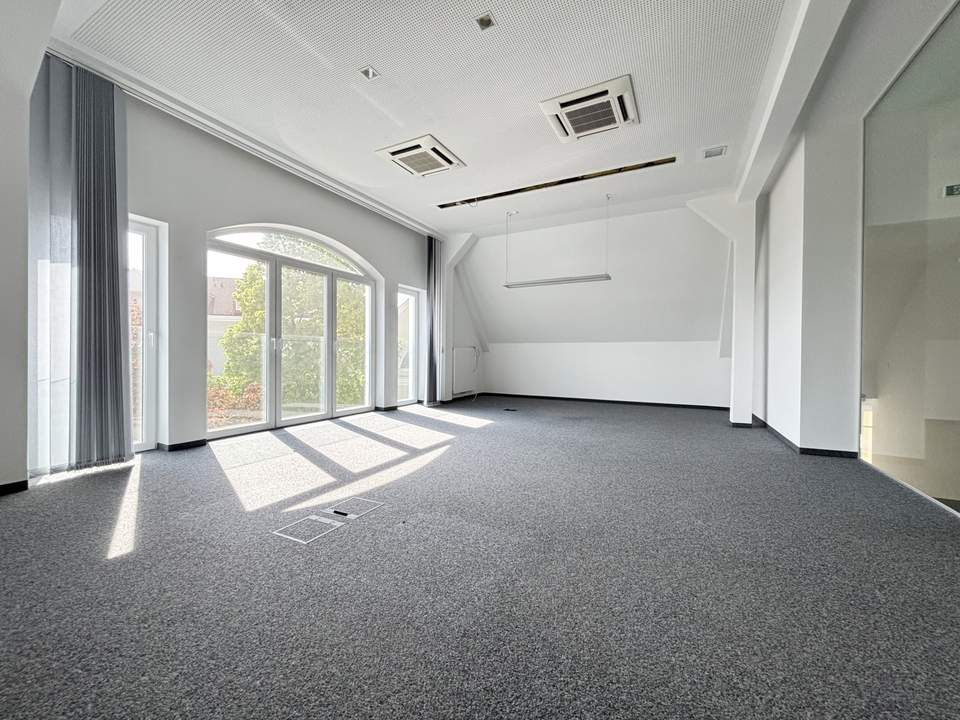 Arbeiten mit Charme - Bürofläche im Dachgeschoss einer Villa