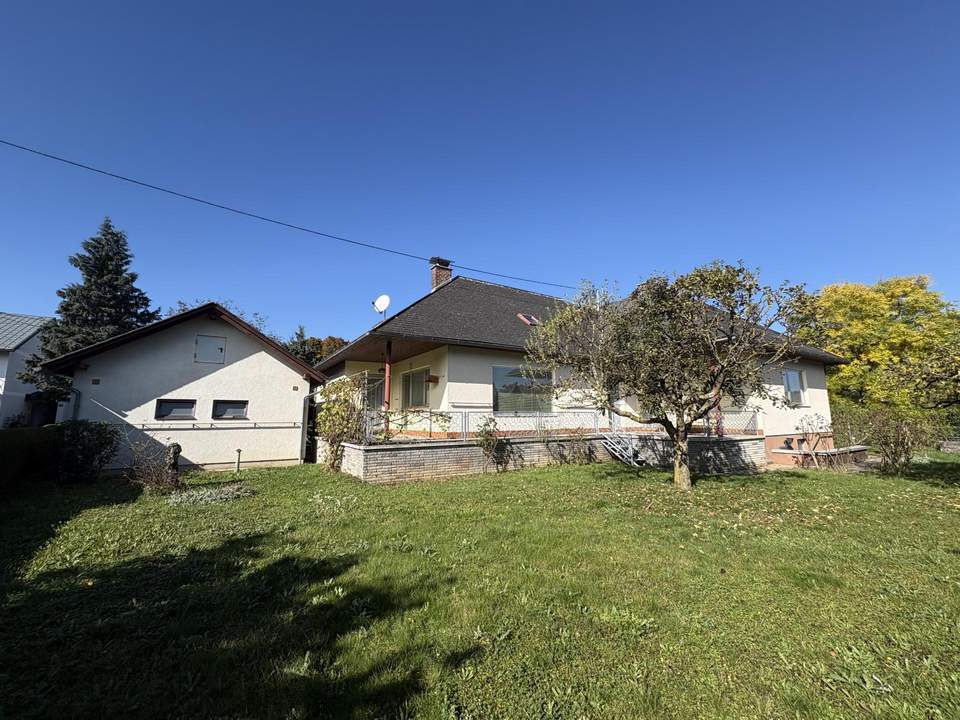 Bungalow aus den 70er Jahren mit ausbaubarem Dachboden