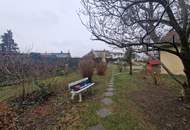 RARITÄT IN HOLLABRUNN: CHARMANTES, SANIERUNGSBEDÜRTIGES LANDHAUS MIT BAULANDRESERVE IN SEHR GUTER WOHNLAGE MIT HERRLICHEM GARTEN SAMT ALTBAUMBESTAND