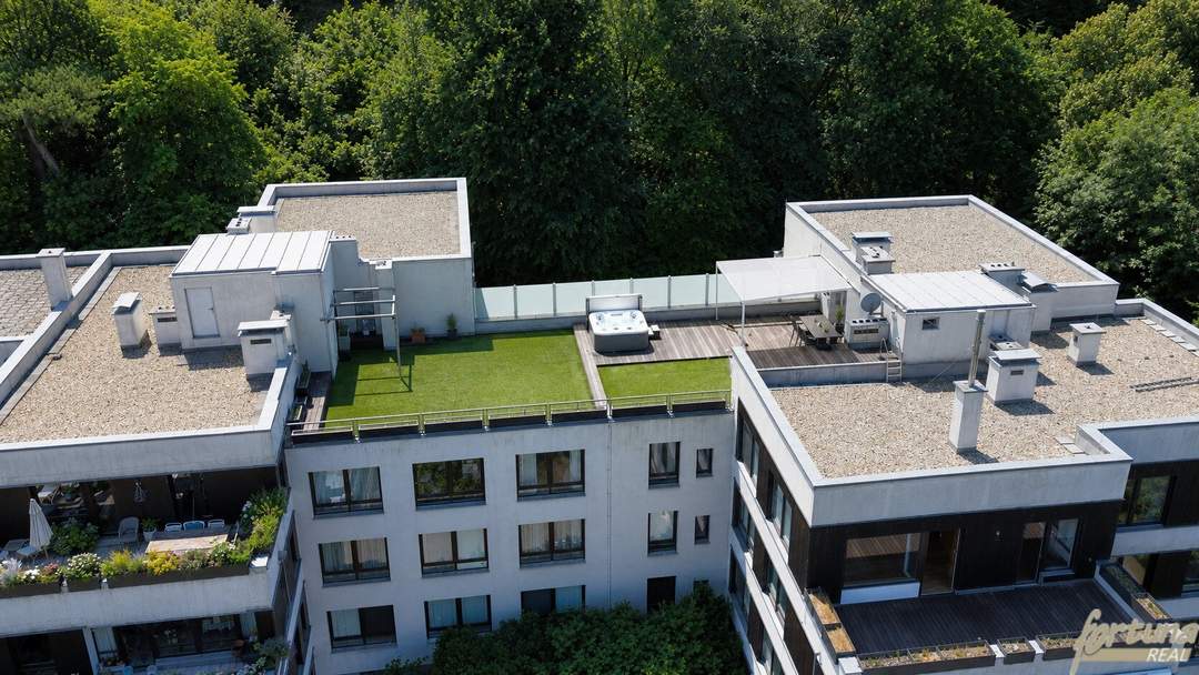 Exklusives Penthouse mit Hotelambiente – Hallenbad, Spa-Bereich, Partykeller und uneinsehbarer Dachterrasse
