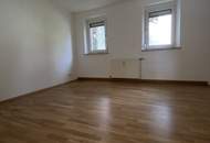 Gemütliche 3- Zimmer Wohnung im Erdgeschoss bietet ein ideales Zuhause für kleine Familien oder Paare - inmitten einer grünen Umgebung ohne auf beste Infrastruktur verzichten zu müssen! Erstbezug nach Sanierung!