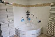 Ein Ort zum Glücklichsein - Charmantes Einfamilienhaus mit Pool, Sauna, Doppelgarage, Carport und sonnigem Garten