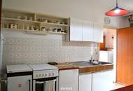 Vorne Garten. Hinten Grün. Innen viel Licht und Wohnqualität.