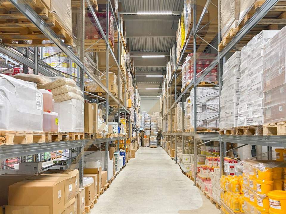 Neuwertige Lagerhalle mit Krannasen und Bürofläche zu vermieten!