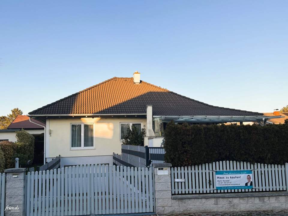 Bungalow mit Wohnkeller Pool und Garage