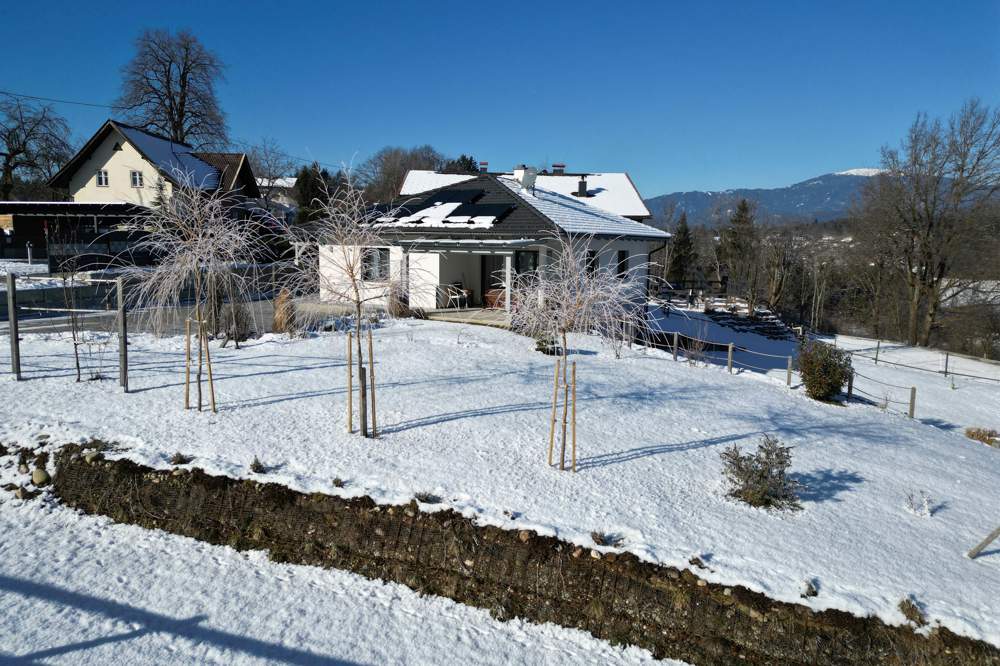 Bungalow mit Panoramablick und weitläufigem Grundstück