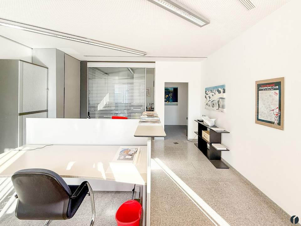 Büro-/Praxis- oder Geschäftsfläche in verkehrsgünstiger Lage