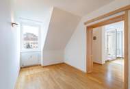 Vier Zimmer im 4. Stock, vier Minuten von der U4. Hofseitige lichtdurchflutete Neubau Dachgeschosswohnung