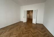 ERSTBEZUG - Helle 4-Zimmer Altbauwohnung mit 2 Bädern, 2 WCs, Abstellraum und Kellerabteil - UNBEFRISTET