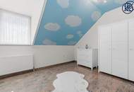 Großzügiges Einfamilien- oder Zweifamilienhaus, das Raum, Ruhe und Wohnqualität vereint.