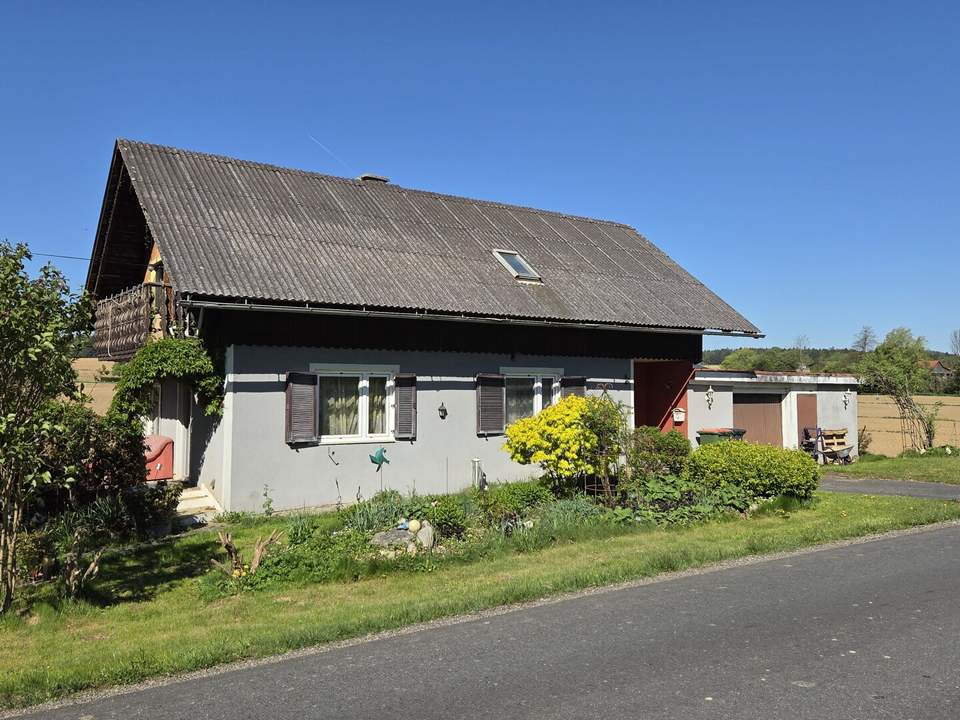 Älteres Wohnhaus mit angebauter Doppelgarage im Freiland