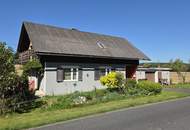 Älteres Wohnhaus mit angebauter Doppelgarage im Freiland