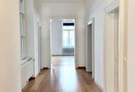 Großzügige Altbauwohnung mit kleinem Balkon in repräsentativen Stilaltbau