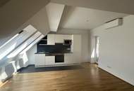 UNBEFRISTET - helle 2,5-Zimmer Dachgeschosswohnung mit Wohnküche, Schrankraum, 26 m2 Dachterrasse und Kellerabteil nahe Schönbrunn