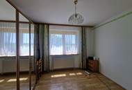 LIEBEVOLLER BUNGALOW MIT GEPFLEGTEM GARTEN IN TRAUMHAFTER RUHELAGE MIT HERRLICHEM GRÜN- UND AUSBLICK IN UNMITTELBARER FELDRANDLAGE