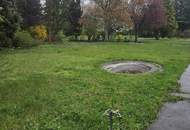 Bad Vöslau, parkähnlicher Grund mit kleinem Wohnhaus