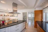 ***NEU*** exklusives Haus mit 2 Eingängen, 2 Wohnküchen, Wellnessbereich, beheizten Pool und viel mehr