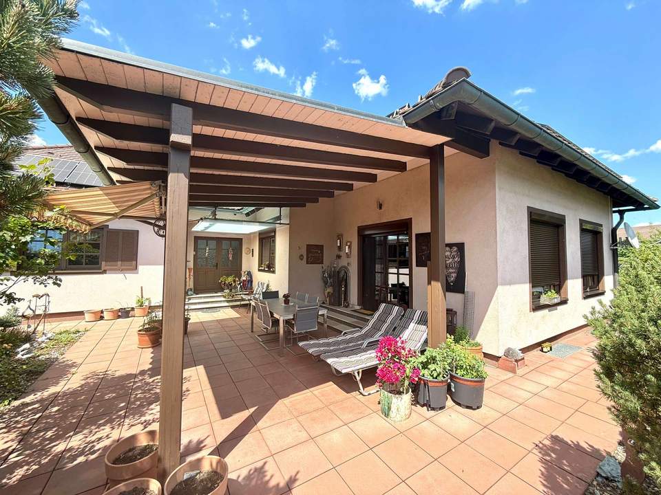 Wohnen wie im Urlaub – großzügiger Bungalow mit eigener Wellnessoase und gepflegtem Garten!