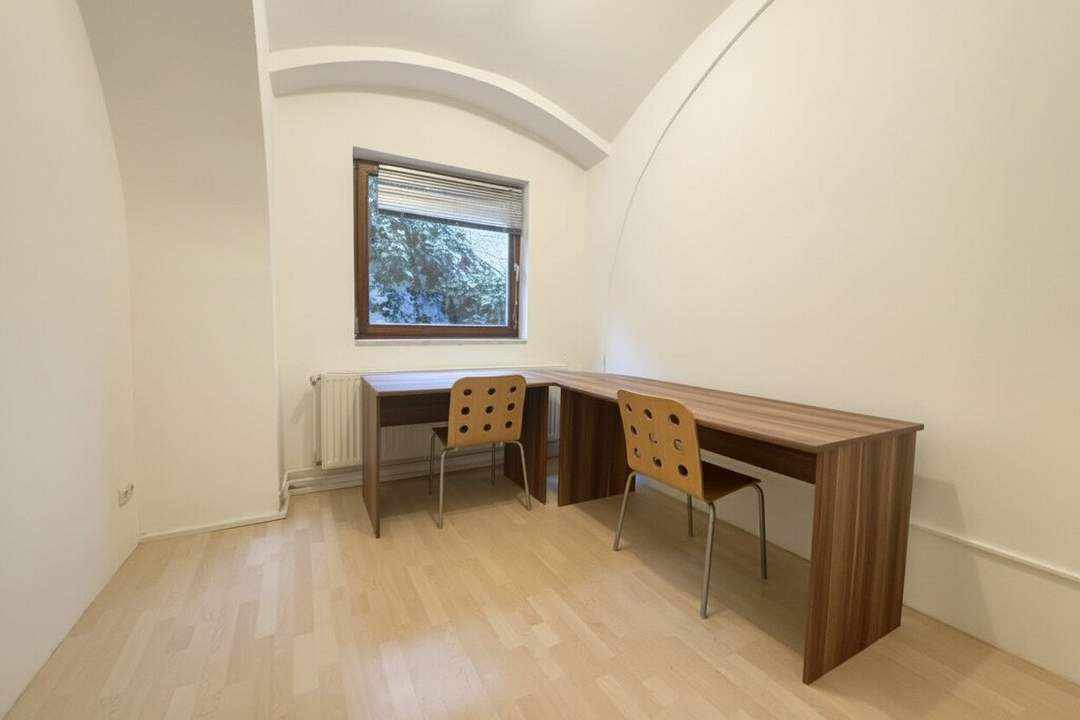 ALL INCLUSIVE MIETE: ca. 8,2m² Büro mit Hofruhelage + Besprechungsraum! Glasfaser-Internet, Parkplatz etc.! PROVISIONSFREI!