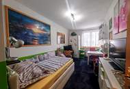 Farbenfrohe 2-Zimmer-Wohnung mit Loggia