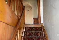 Sanierungsbedürftiges Mehrfamilienhaus mit großem Baugrundstück