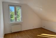 Top sanierte DG-Wohnung mit Balkon / nur 3 Wohneinheiten im Haus