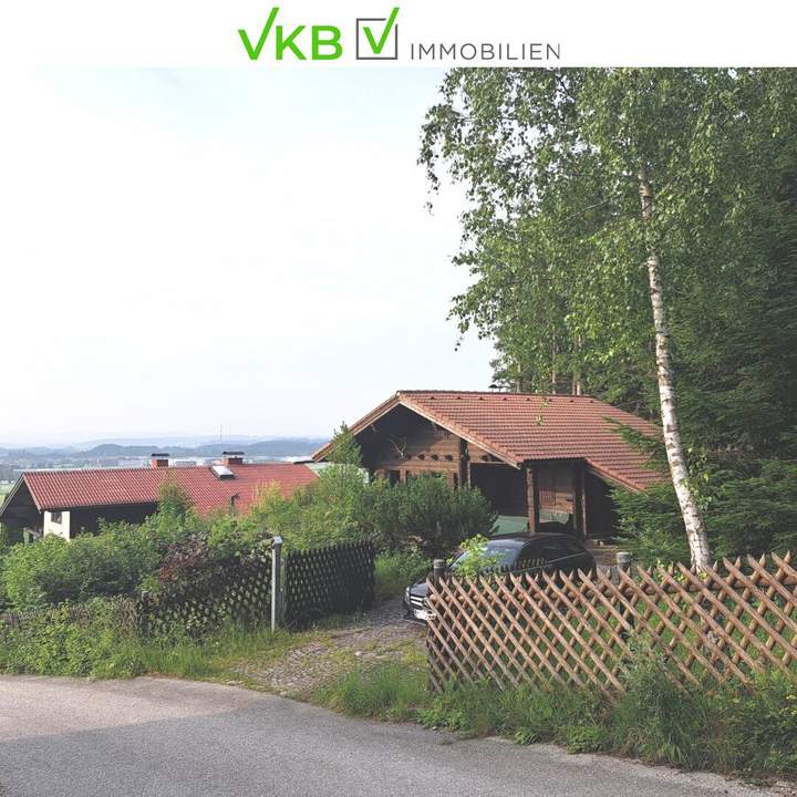 Schörfling am Attersee: Holzblockhaus-Ferienhaus auf Baugrundstück in erhabener Lage über dem Attersee!