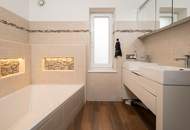 Baumeisterhaus in ökologischer Bauweise, Naturgarten, Photovoltaik