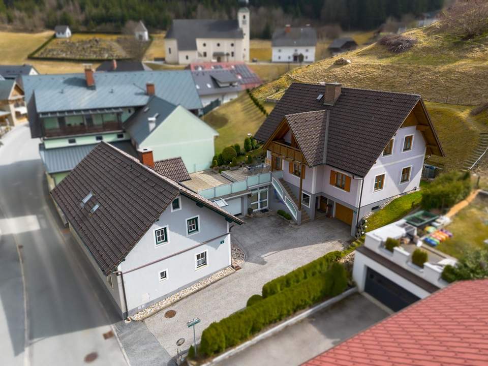 Zwei getrennte Einfamilienhäuser mit Garagen und Terrassen in Gasen