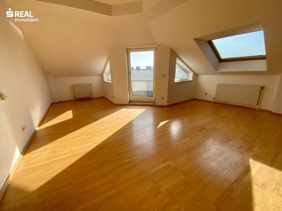 Dachausbau, ca. 40 m² Wohnsalon, 2 Schlafzimmer und ca. 6,5 m² Eckterrasse