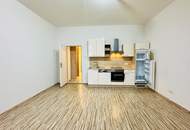 Kleine Altbauwohnung, frisch ausgemalt, neuwertige Küche, ruhig im Hinterhof gelegen, mit guter Raumaufteilung.