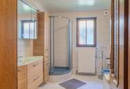 Großzügiges Wohnhaus am Dorfrand mit Nebengebäude