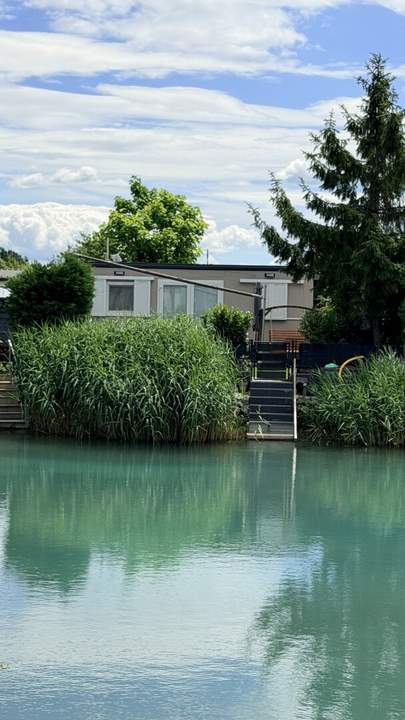 Neuwertige Seeliegenschaft-Minihaus bei Baden, 2 Zimmer, Garten, Terrasse, Stellplatz!