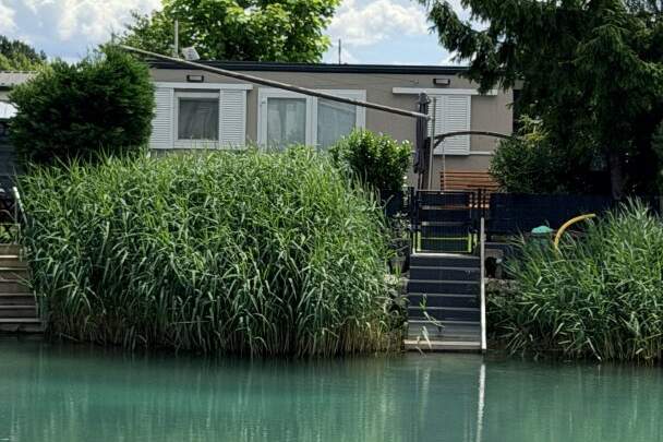 Neuwertige Seeliegenschaft-Minihaus bei Baden, 2 Zimmer, Garten, Terrasse, Stellplatz!, Haus-legalform.mietkauf, 84.900,€, 2524 Baden