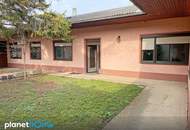 Einfamilienhaus mit Terrasse, Innenhof und großer Garage