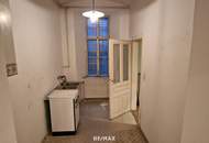 Sanierungsbedürftiger Altbau: 59 m², Potenzial für Wohnen, Büro oder Praxis, beim AKH Wien